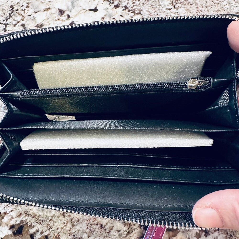 BCBG Wallet - Picture 4 of 12